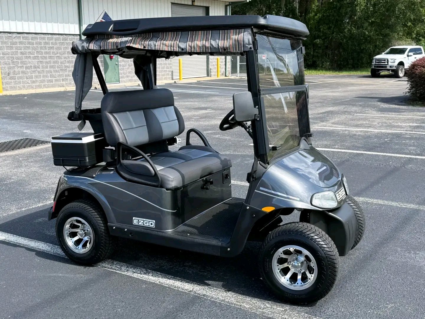 E-Z-GO RXV golf cart - Image 2