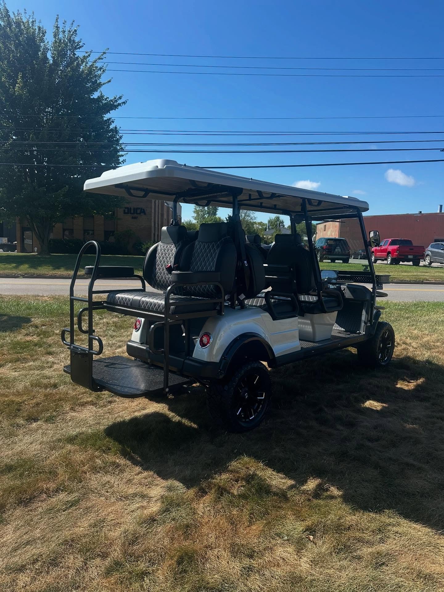 Epic E60L Lithium 6 Passenger Golf Cart - Image 4