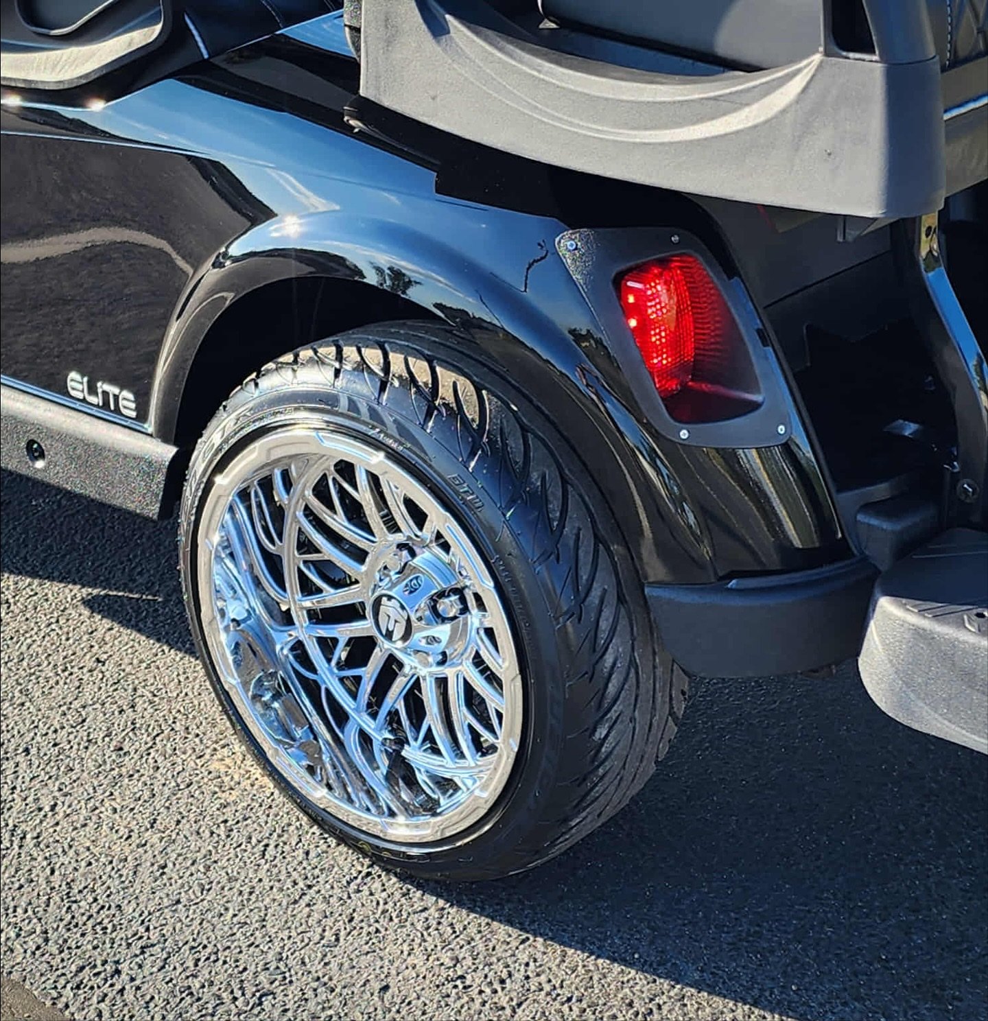 2025 E-Z-GO RXV Elite Golf Cart - Image 7